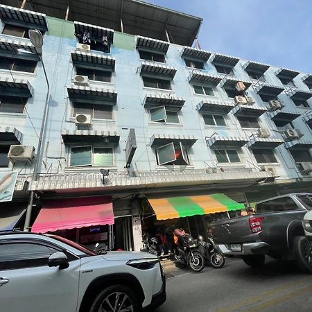 Oyo 75494 President Apartment Pattaya Luaran gambar