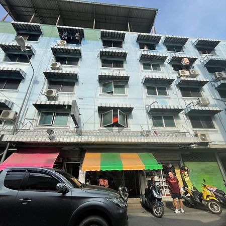 Oyo 75494 President Apartment Pattaya Luaran gambar