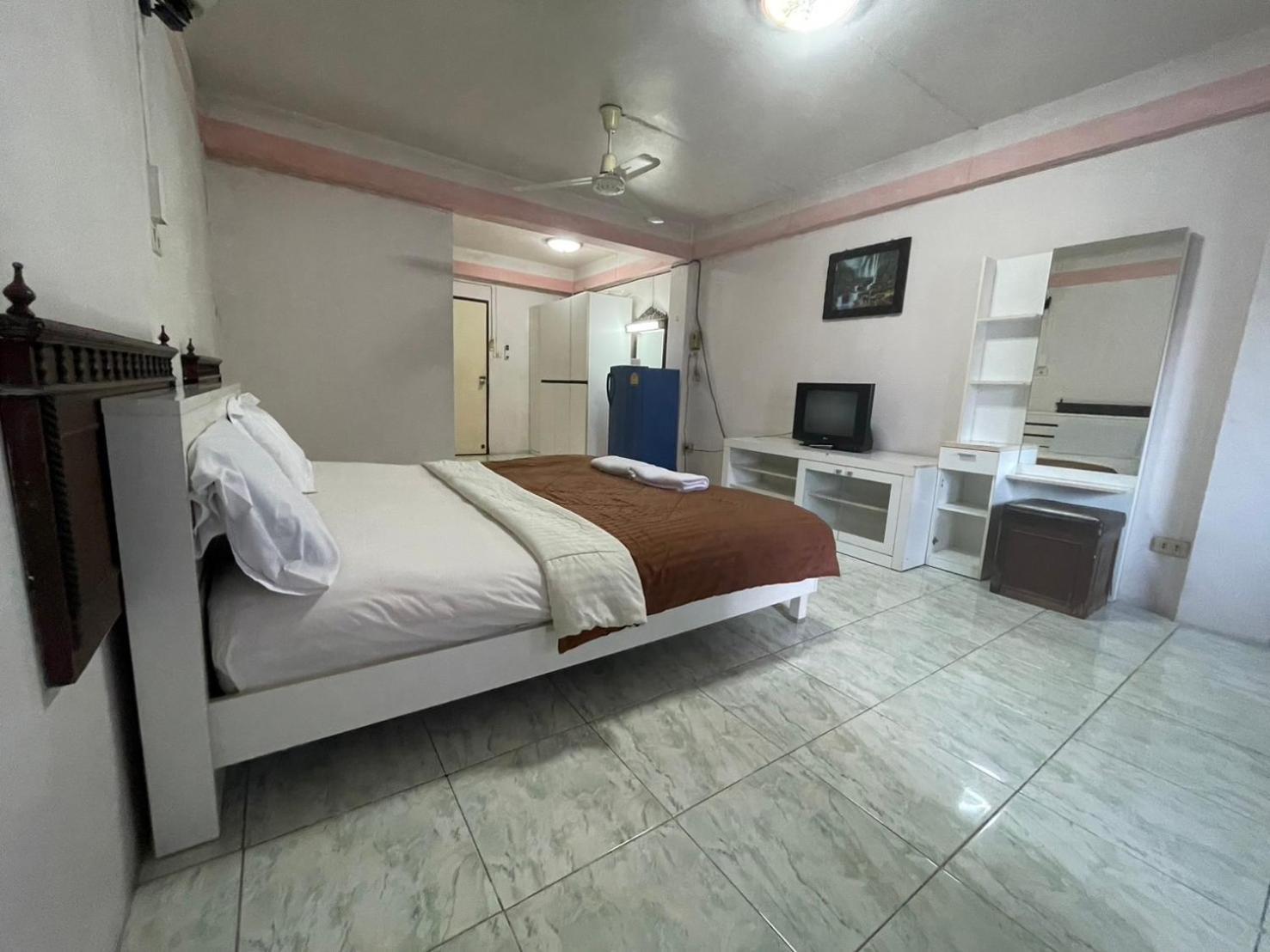 Oyo 75494 President Apartment Pattaya Luaran gambar