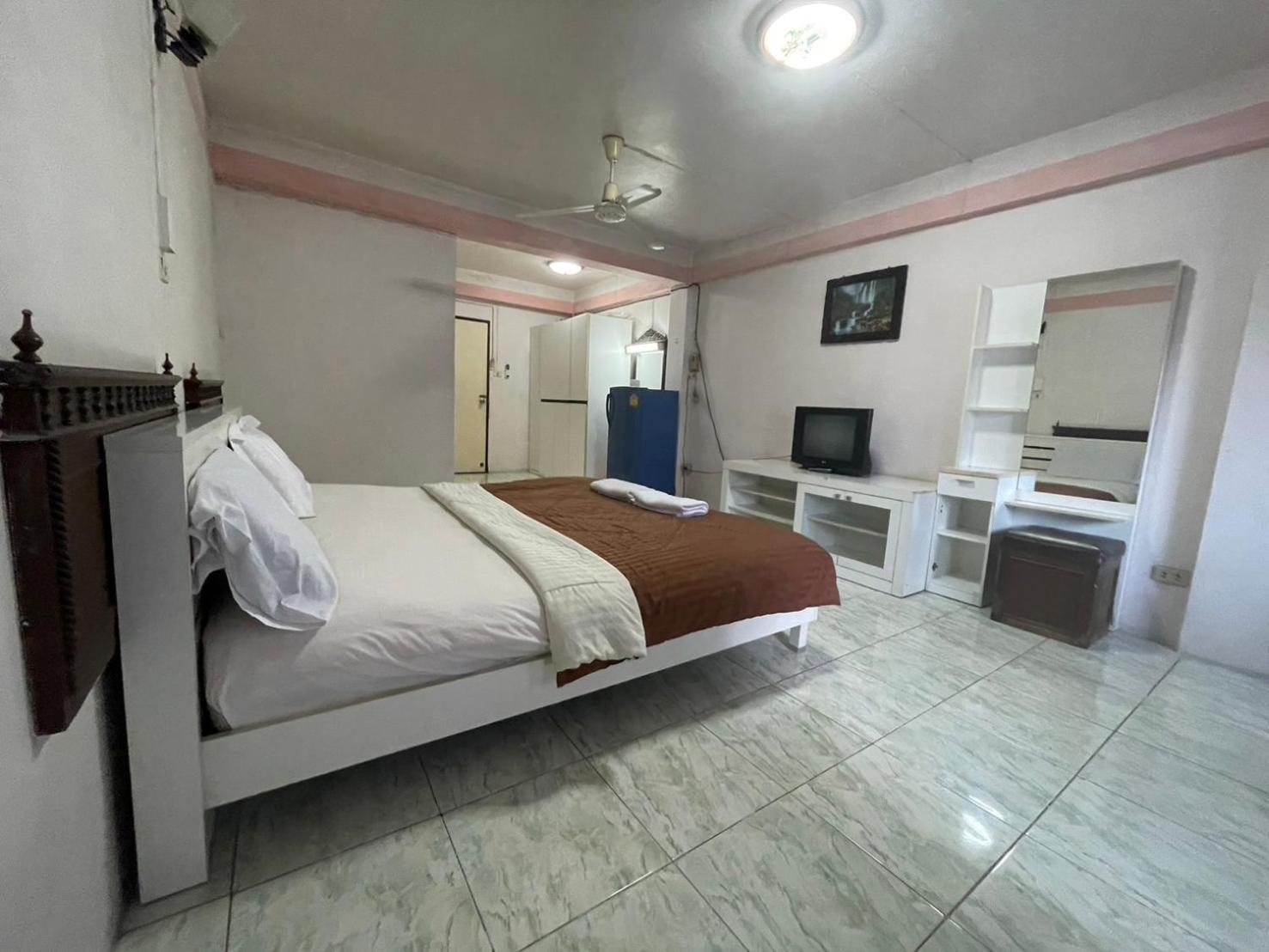 Oyo 75494 President Apartment Pattaya Luaran gambar