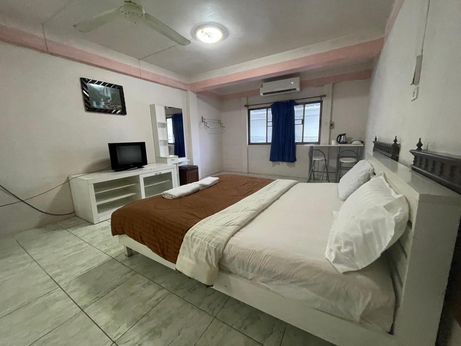 Oyo 75494 President Apartment Pattaya Luaran gambar