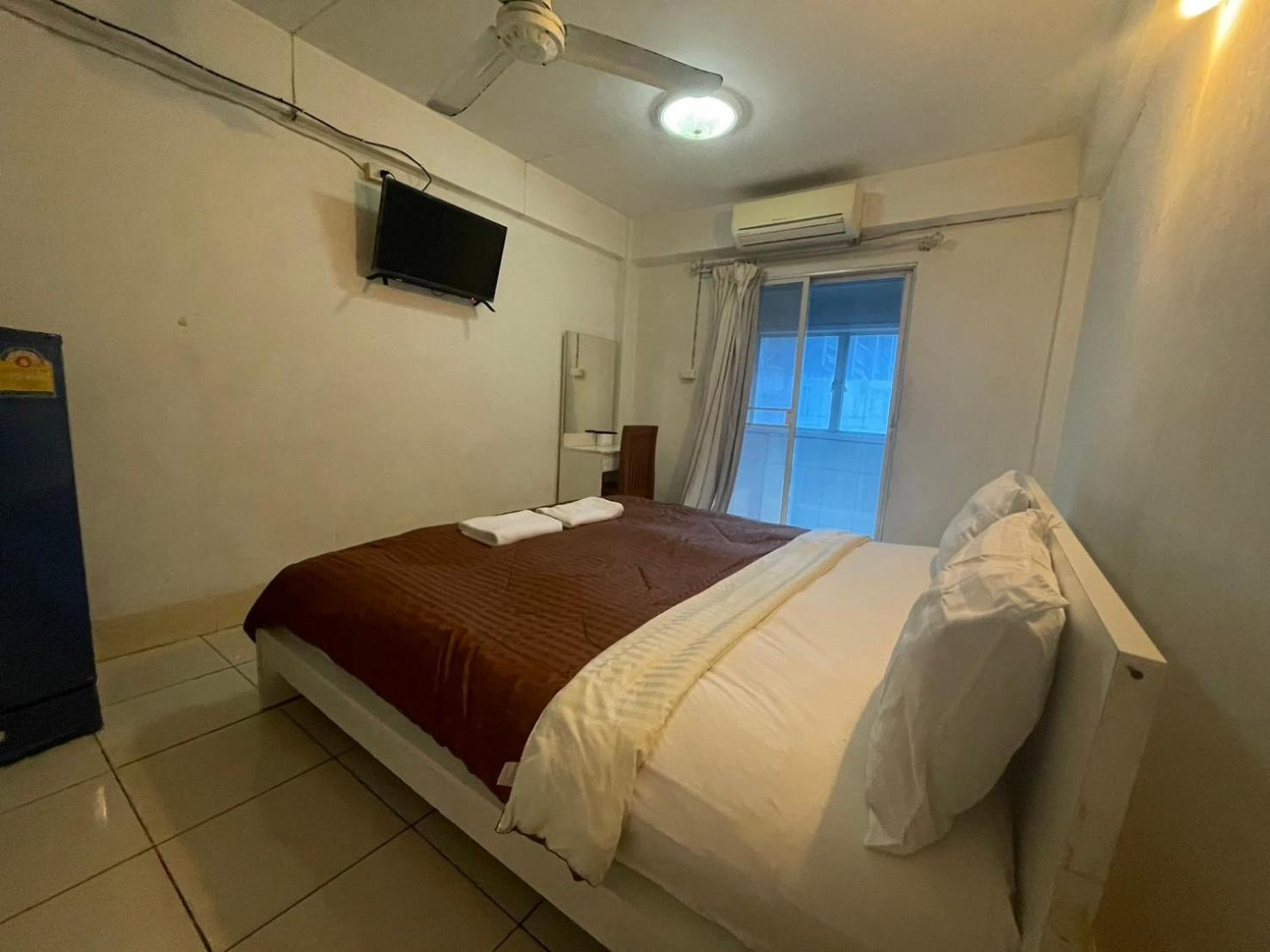 Oyo 75494 President Apartment Pattaya Luaran gambar
