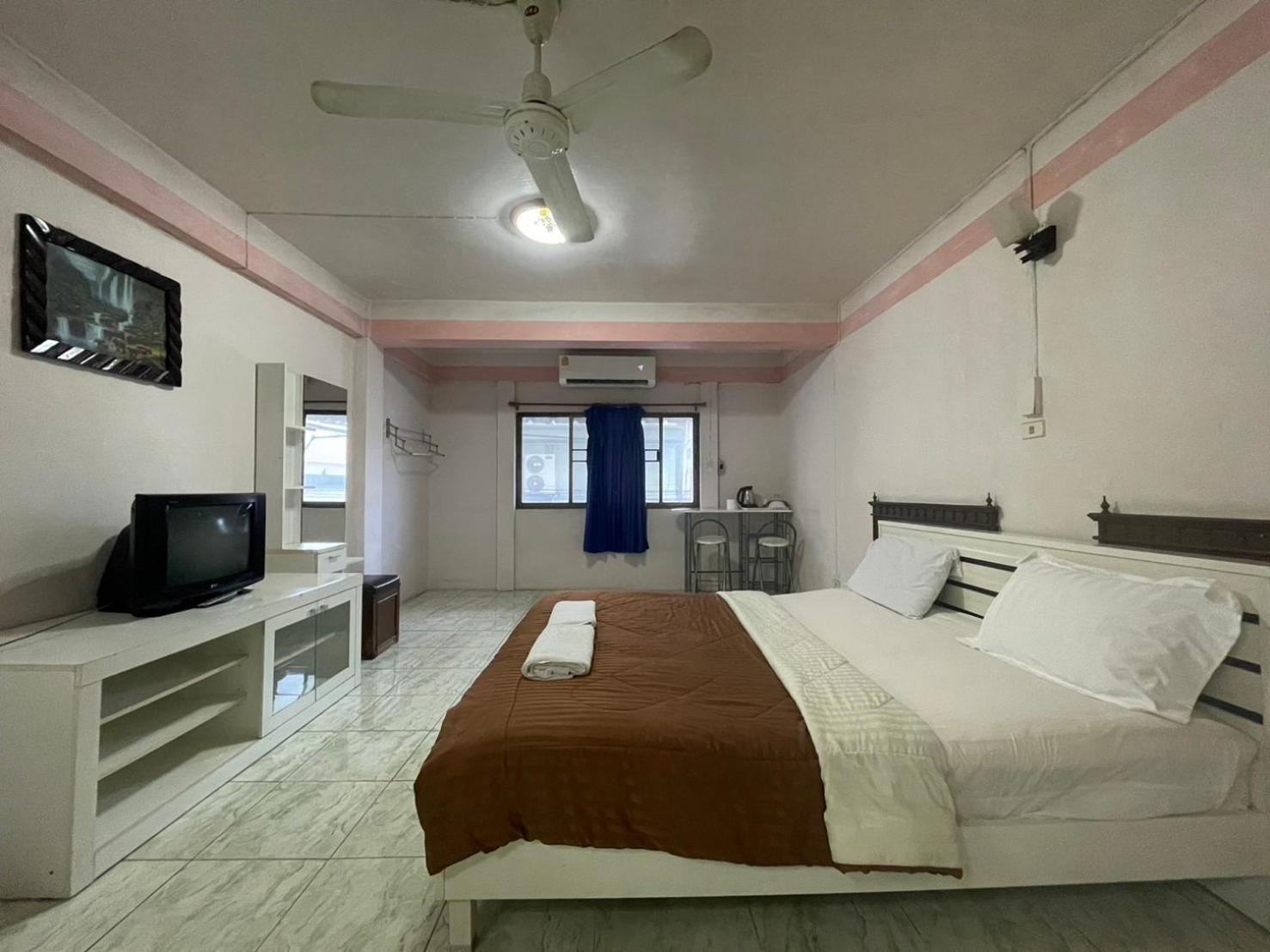 Oyo 75494 President Apartment Pattaya Luaran gambar