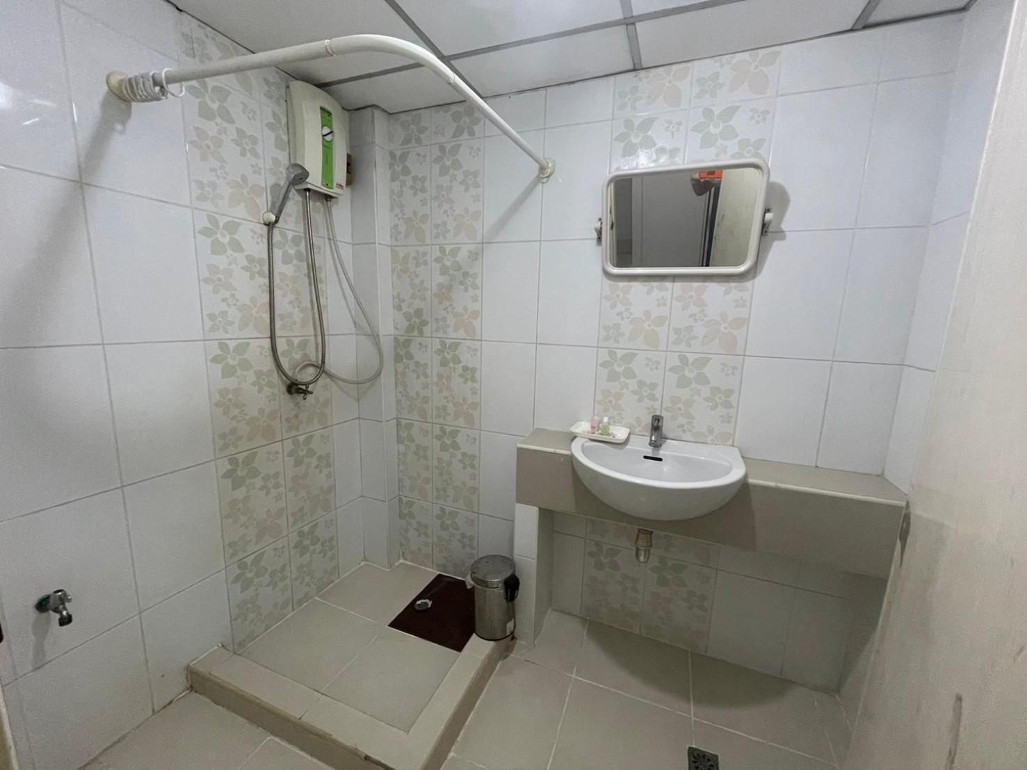 Oyo 75494 President Apartment Pattaya Luaran gambar