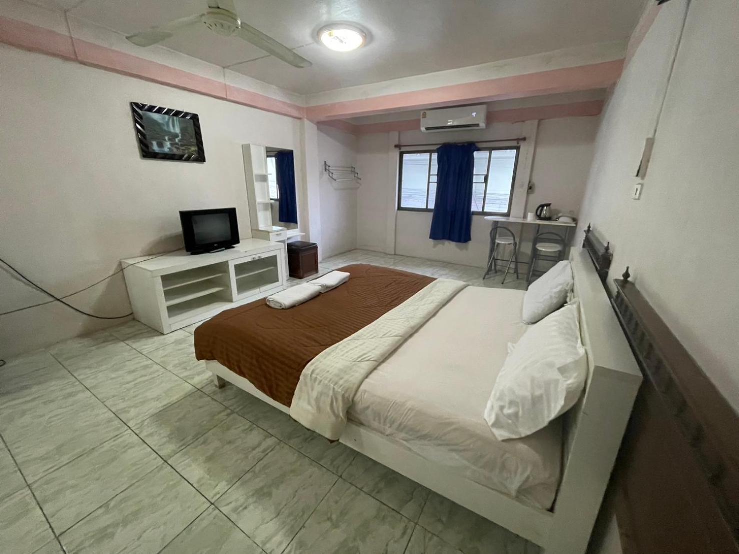 Oyo 75494 President Apartment Pattaya Luaran gambar