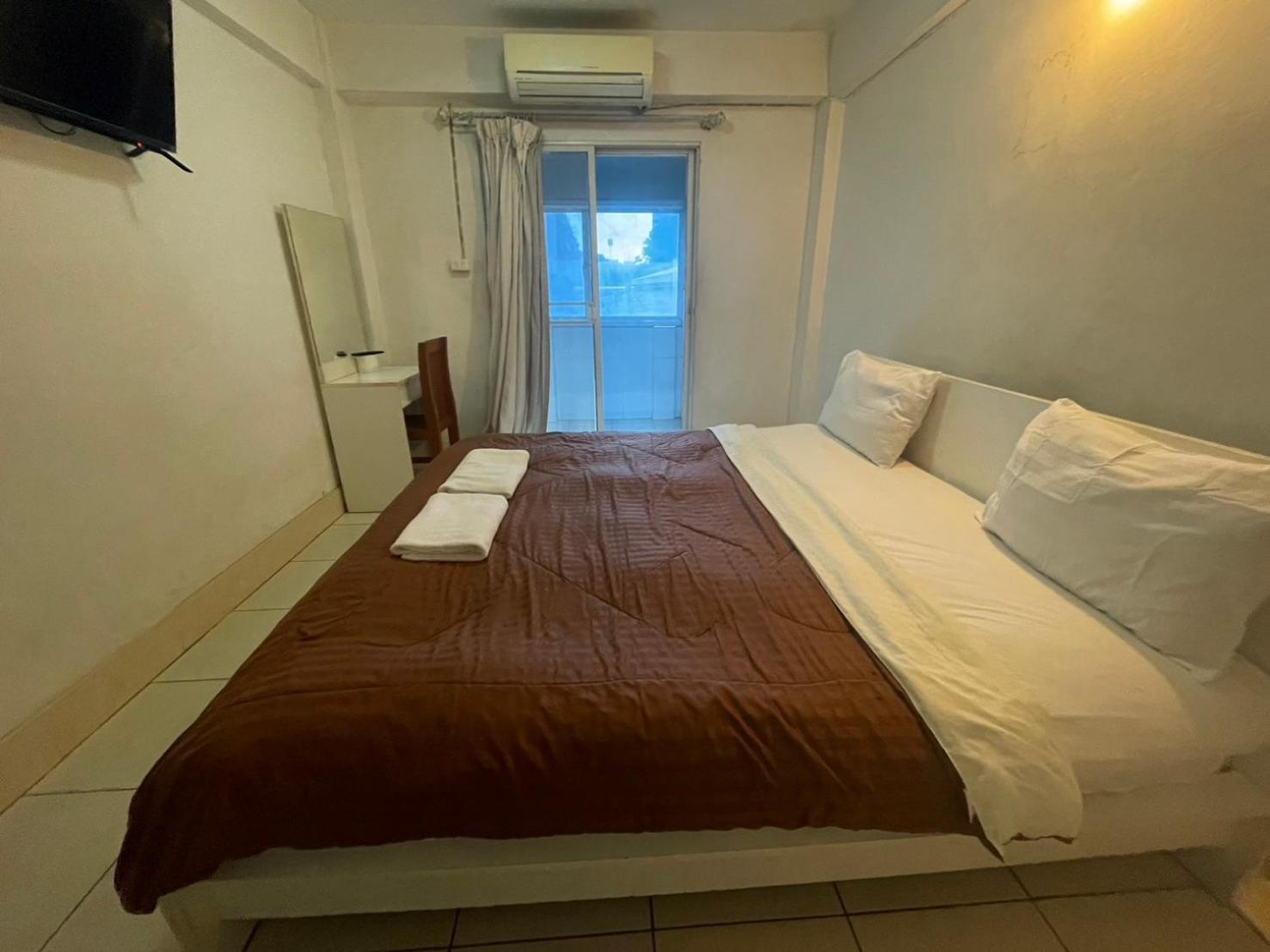 Oyo 75494 President Apartment Pattaya Luaran gambar