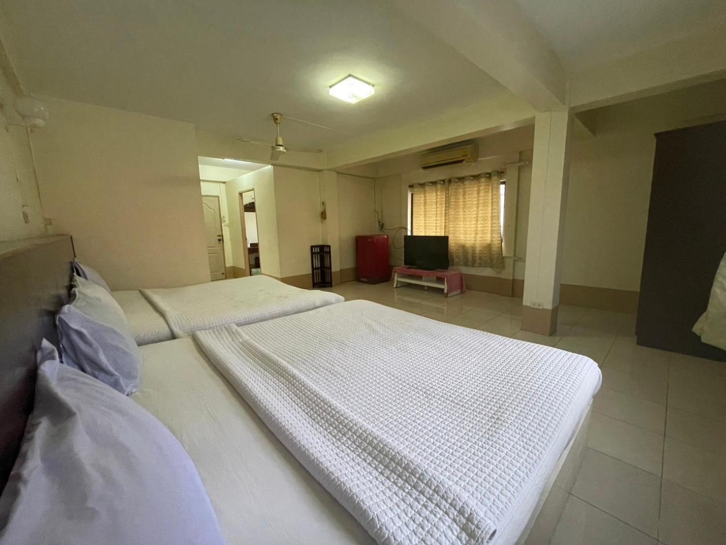 Oyo 75494 President Apartment Pattaya Luaran gambar