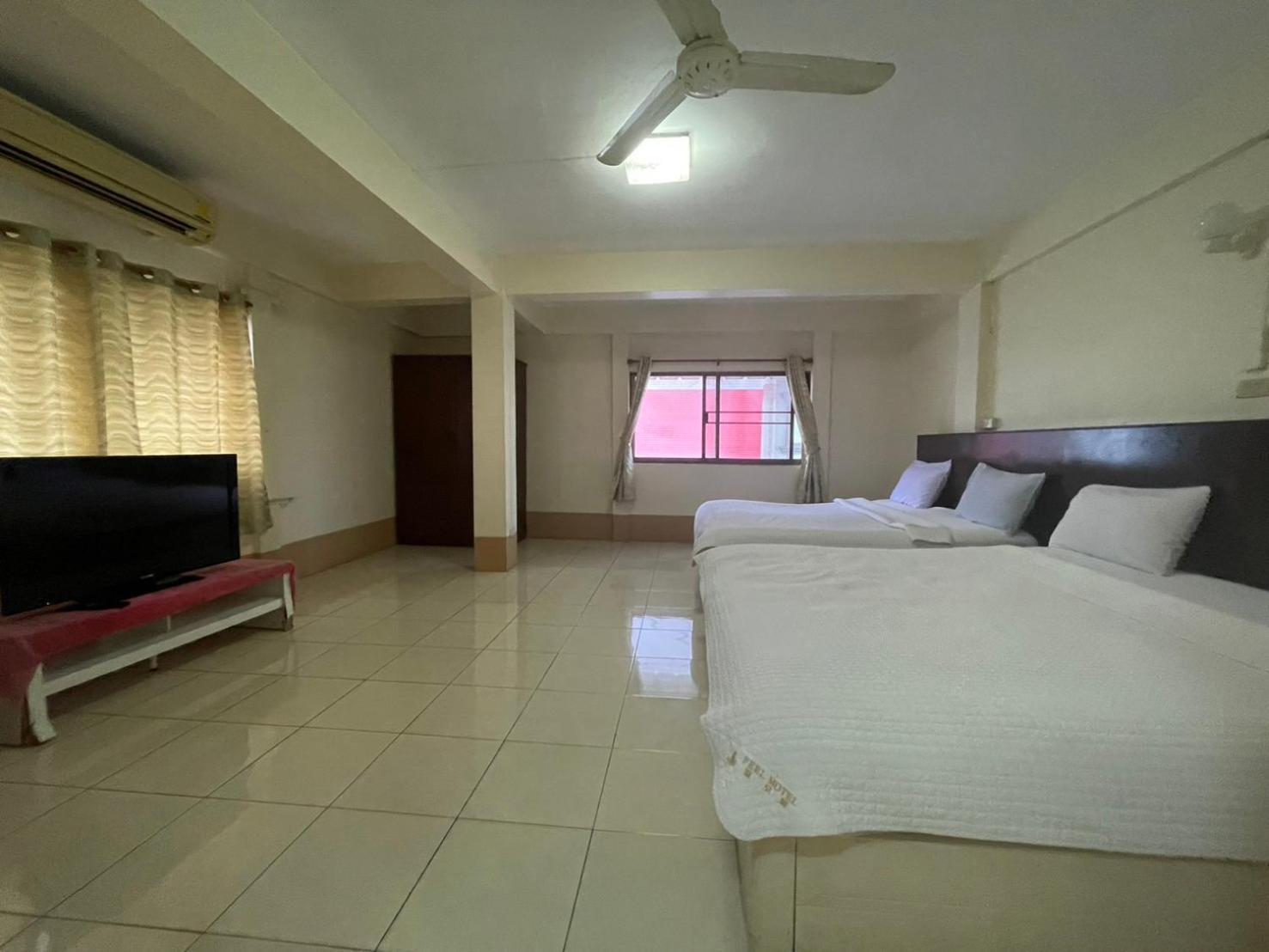 Oyo 75494 President Apartment Pattaya Luaran gambar