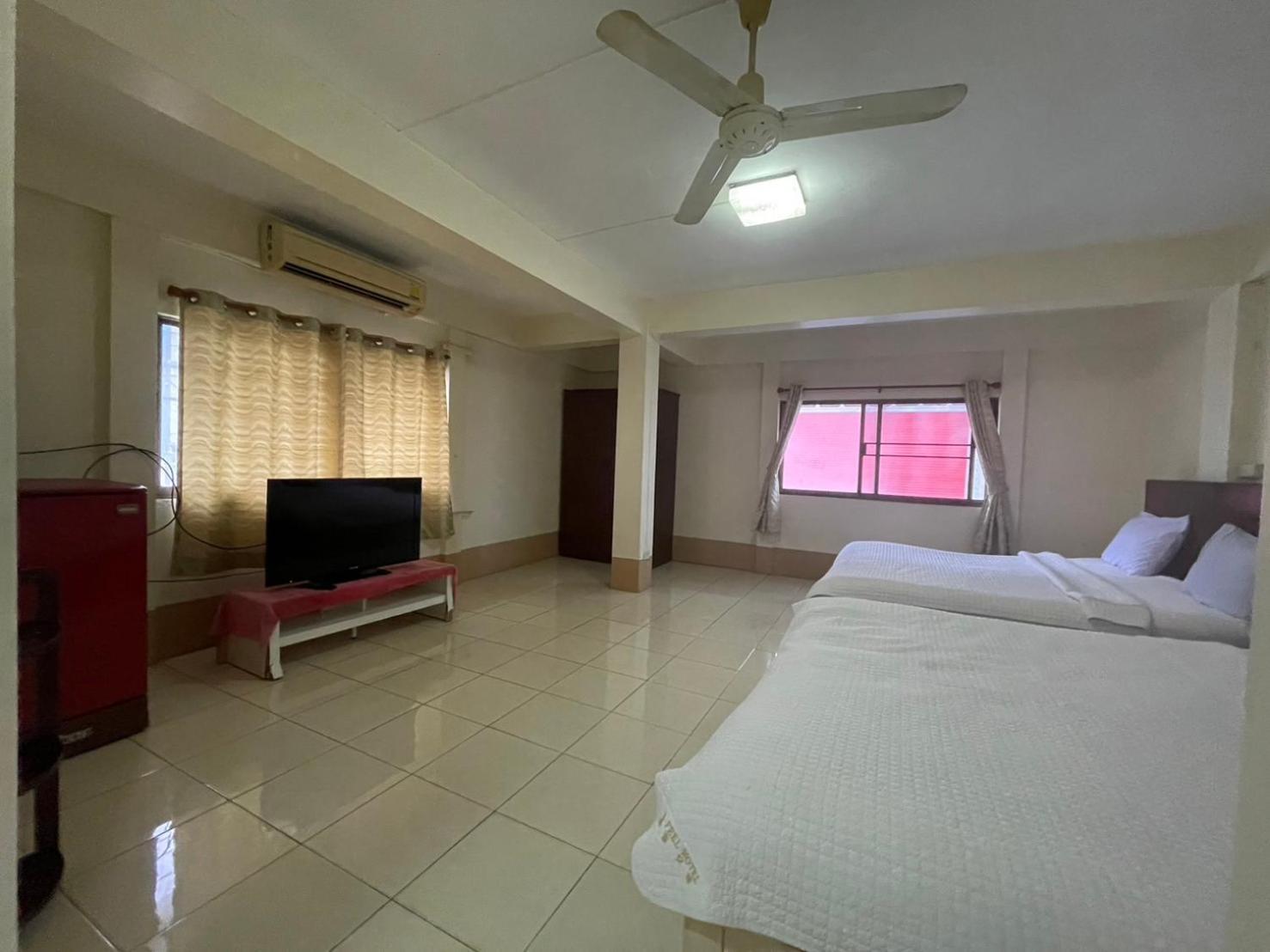 Oyo 75494 President Apartment Pattaya Luaran gambar