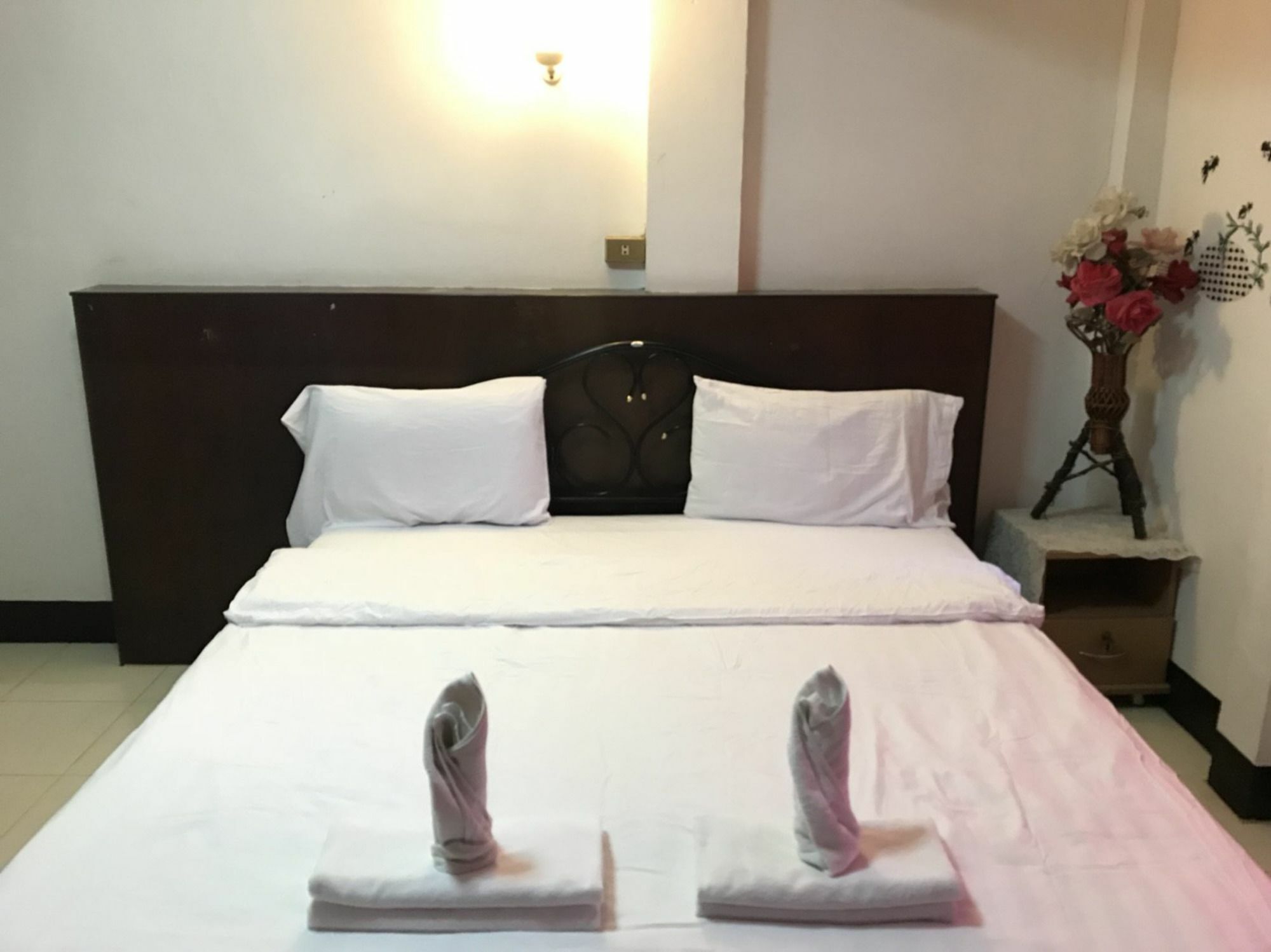 Oyo 75494 President Apartment Pattaya Luaran gambar