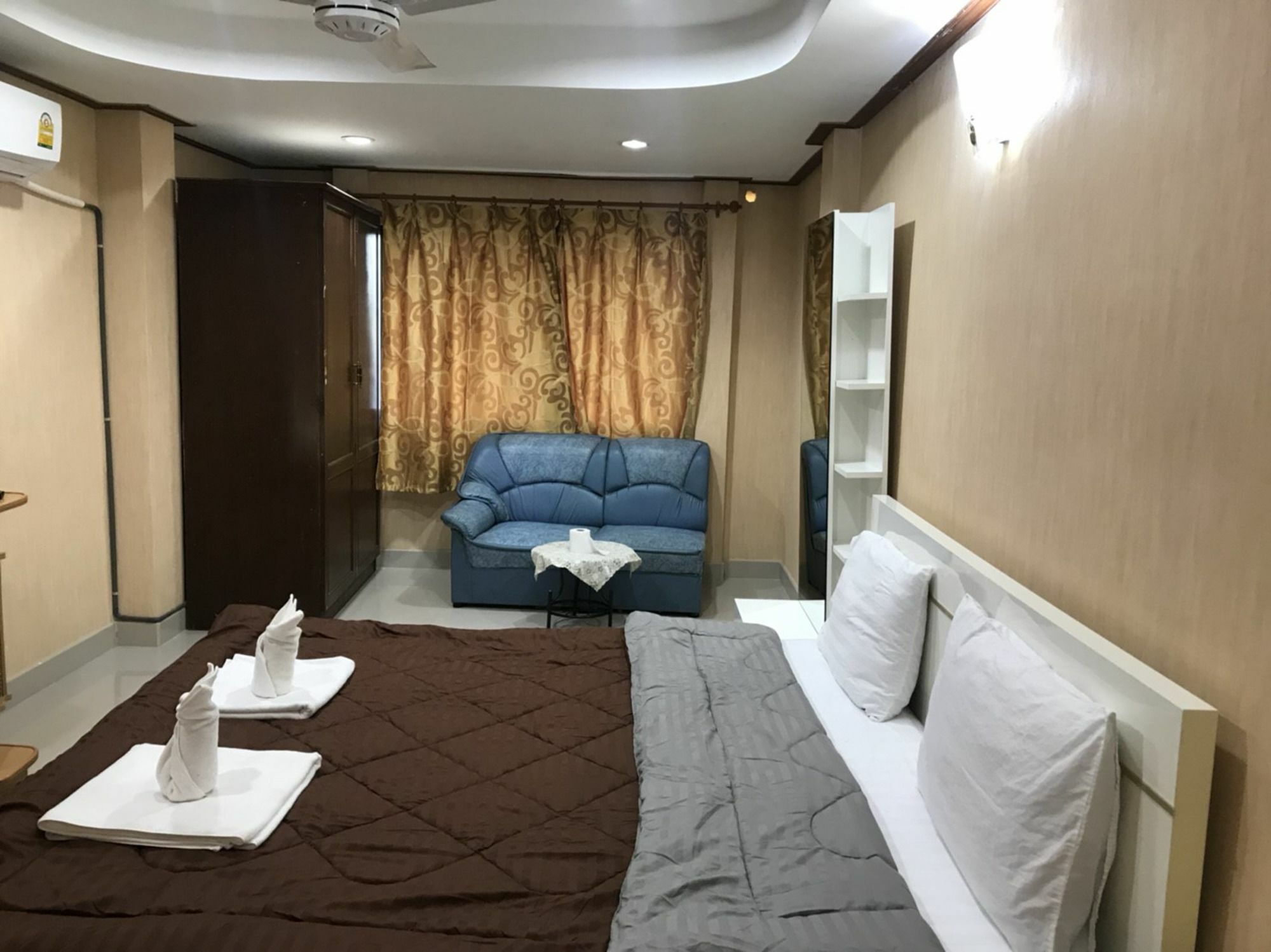 Oyo 75494 President Apartment Pattaya Luaran gambar